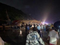 <b>印度客机冲出跑道已致17人死亡【活动板房】</b>